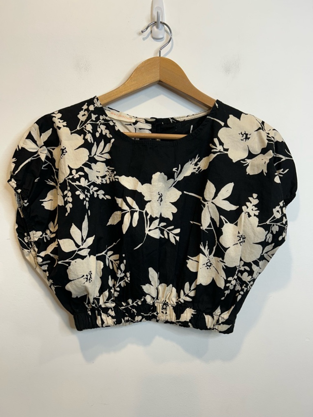New Collection Floral Cropped Short Sleeve Top Black Cream